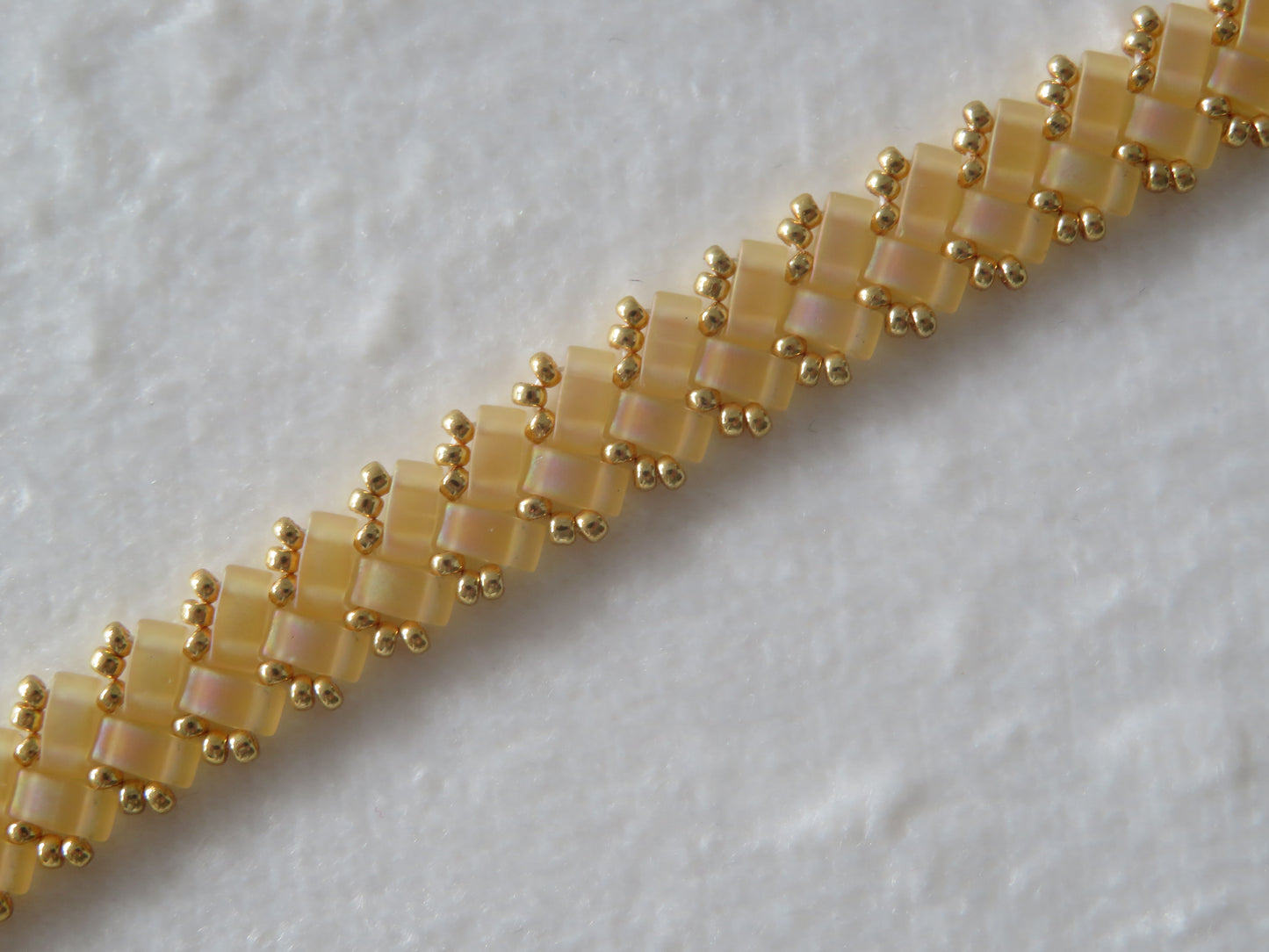 Bracelet 1 rang uni jaune pâle mat