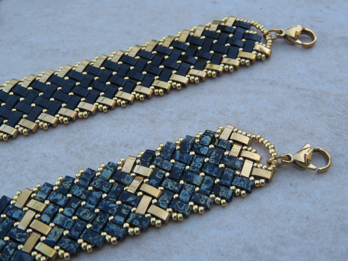 Bracelet manchette 3 rangs noir et doré extérieur