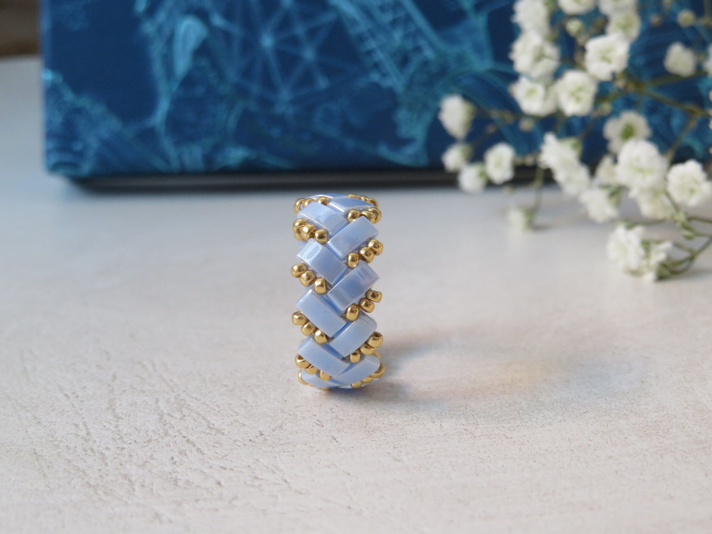 Bague fine bleue pale