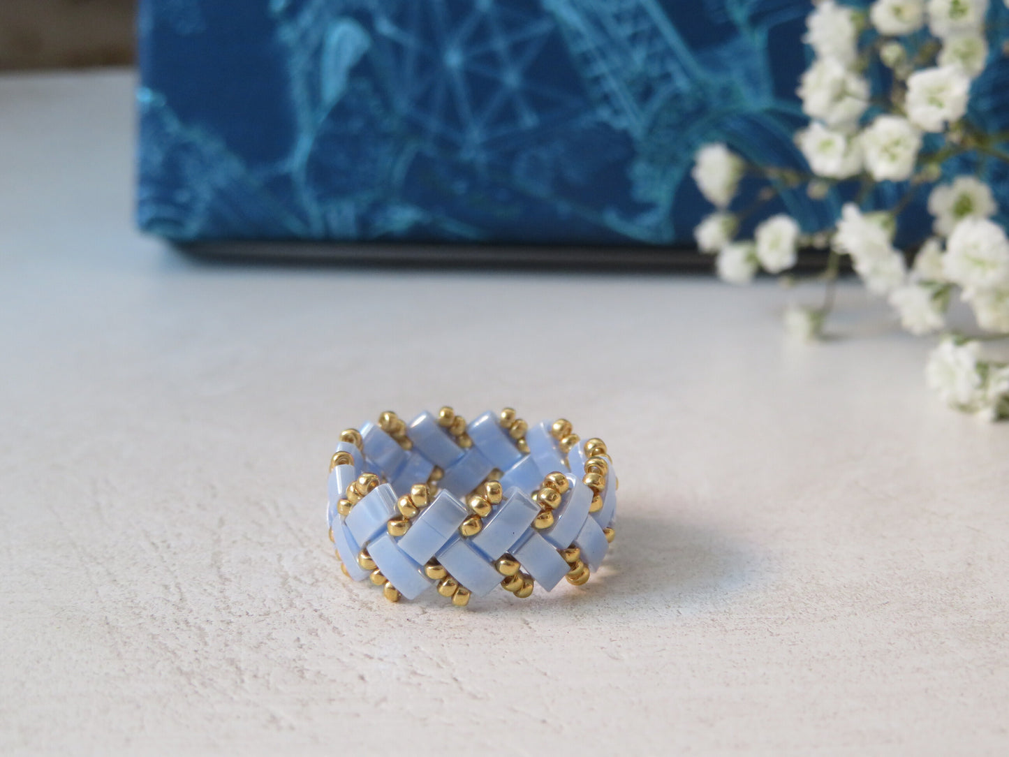 Bague fine bleue pale