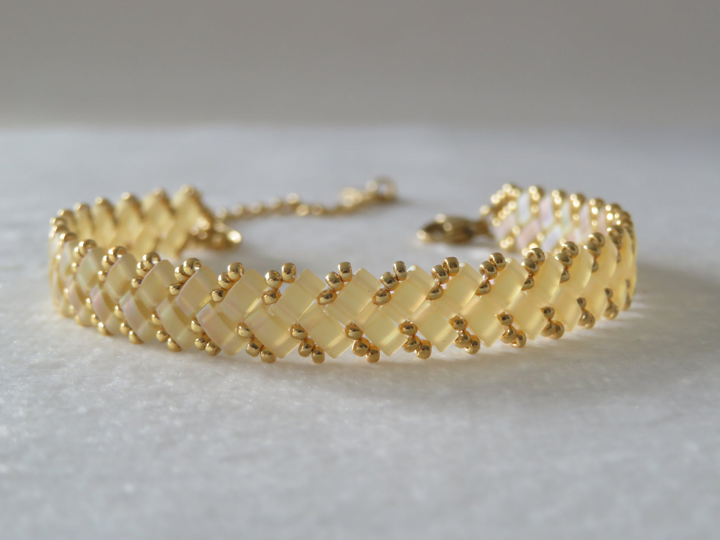 Bracelet 1 rang uni jaune pâle mat