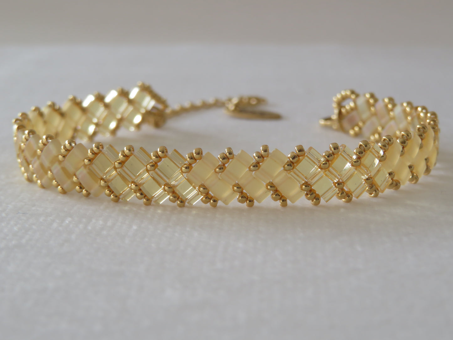 Bracelet 1 rang rayé jaune pâle mat et brillant