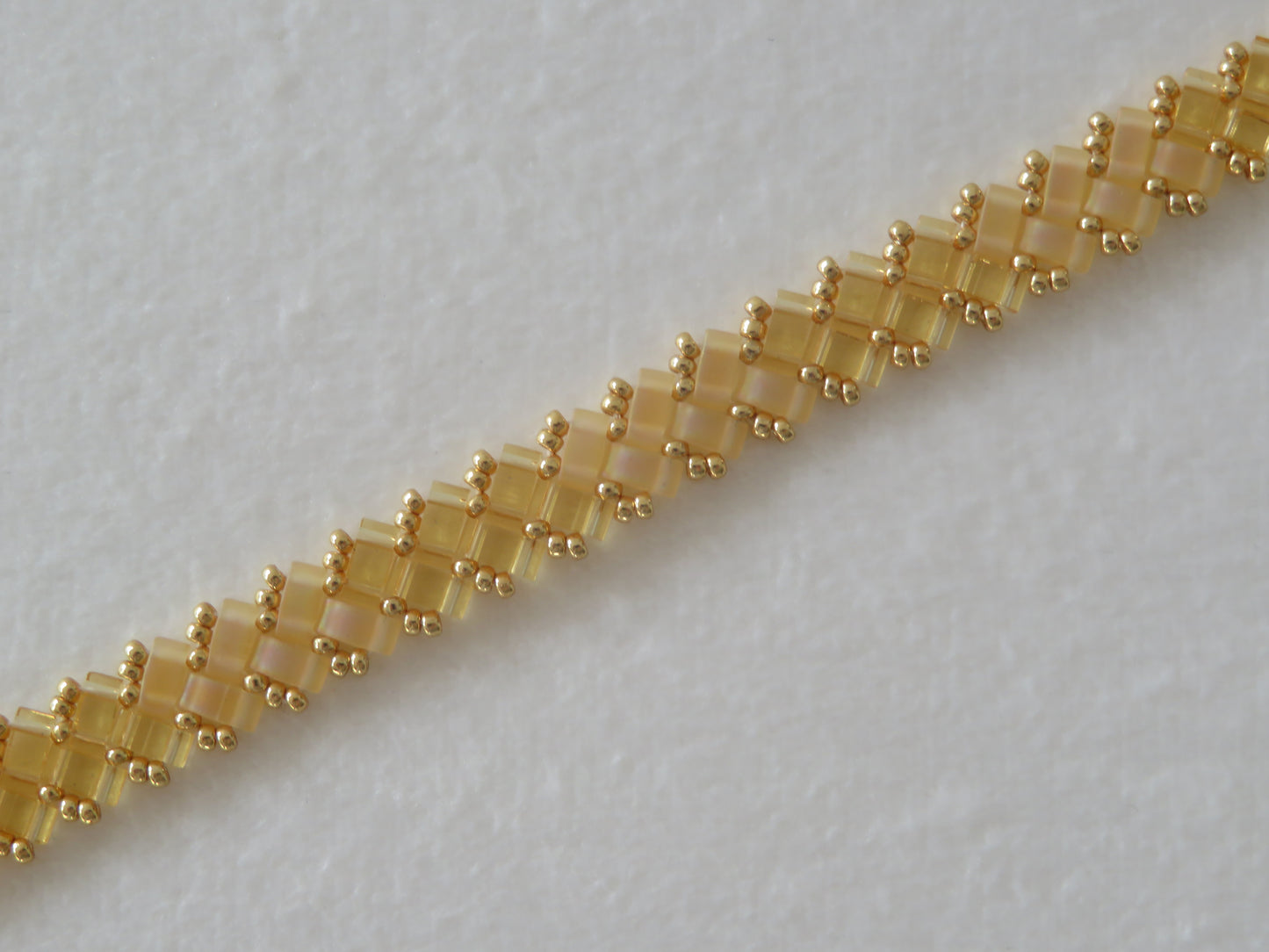 Bracelet 1 rang rayé jaune pâle mat et brillant