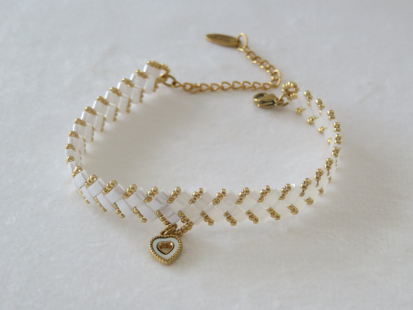 Bracelet 1 rang rayé charm coeur nacre