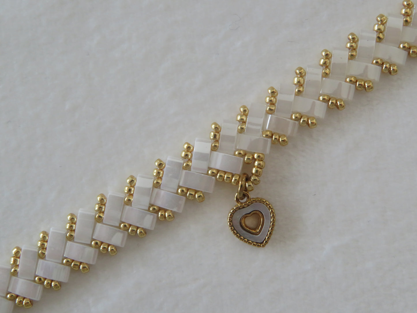 Bracelet 1 rang rayé charm coeur nacre