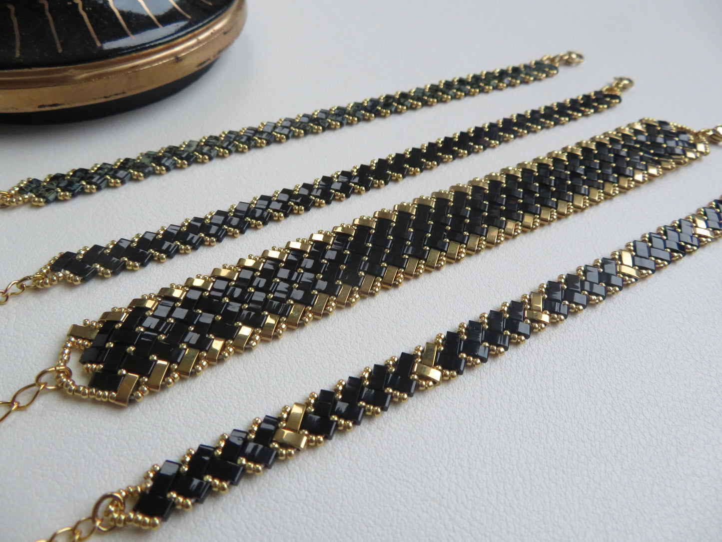 Bracelet manchette 3 rangs noir et doré extérieur