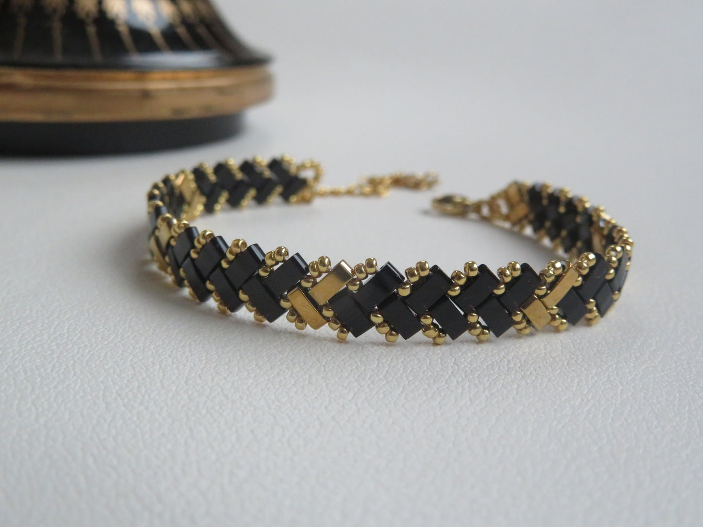 Bracelet 1 rang rayé noir et doré