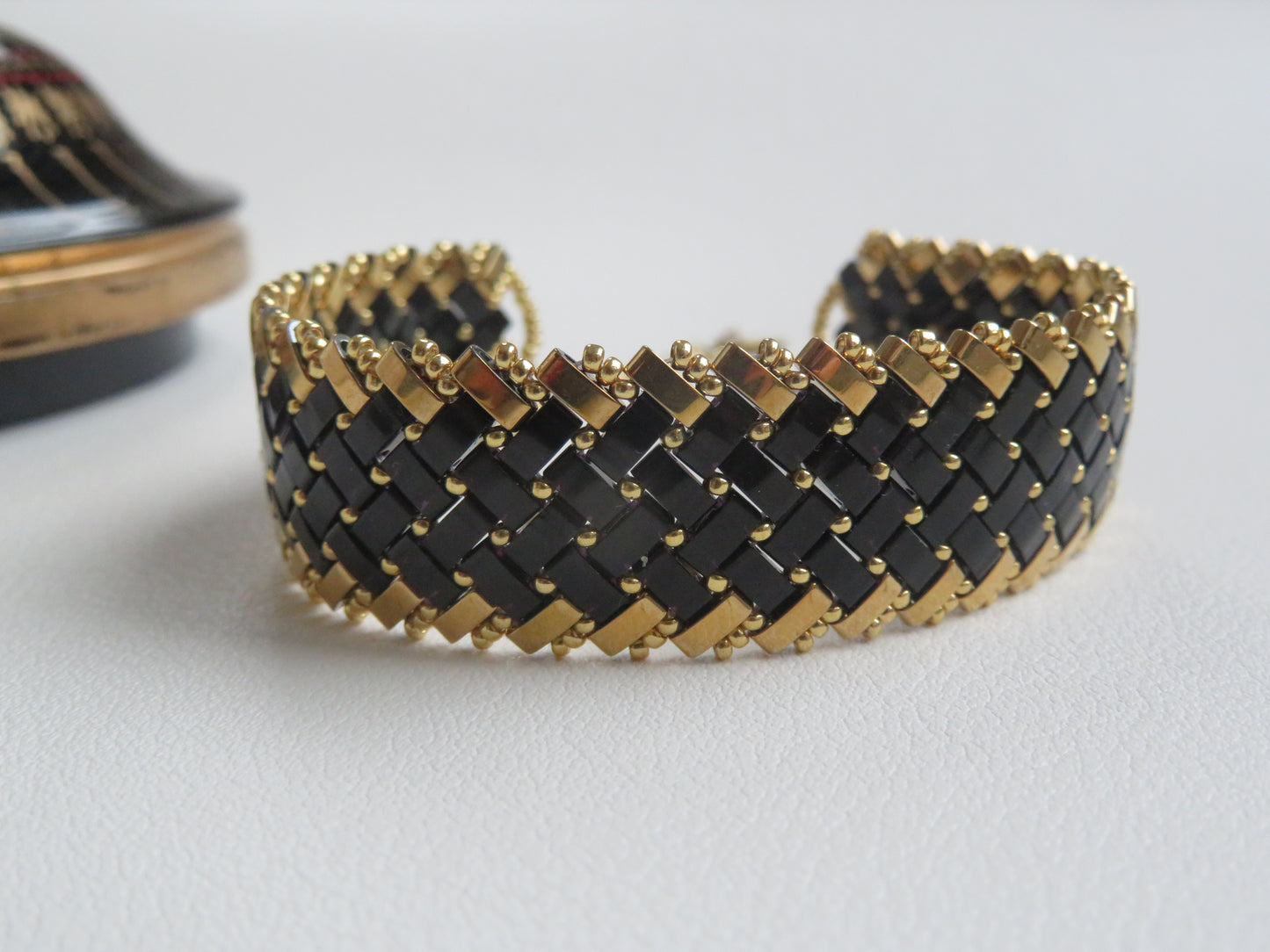 Bracelet manchette 3 rangs noir et doré extérieur