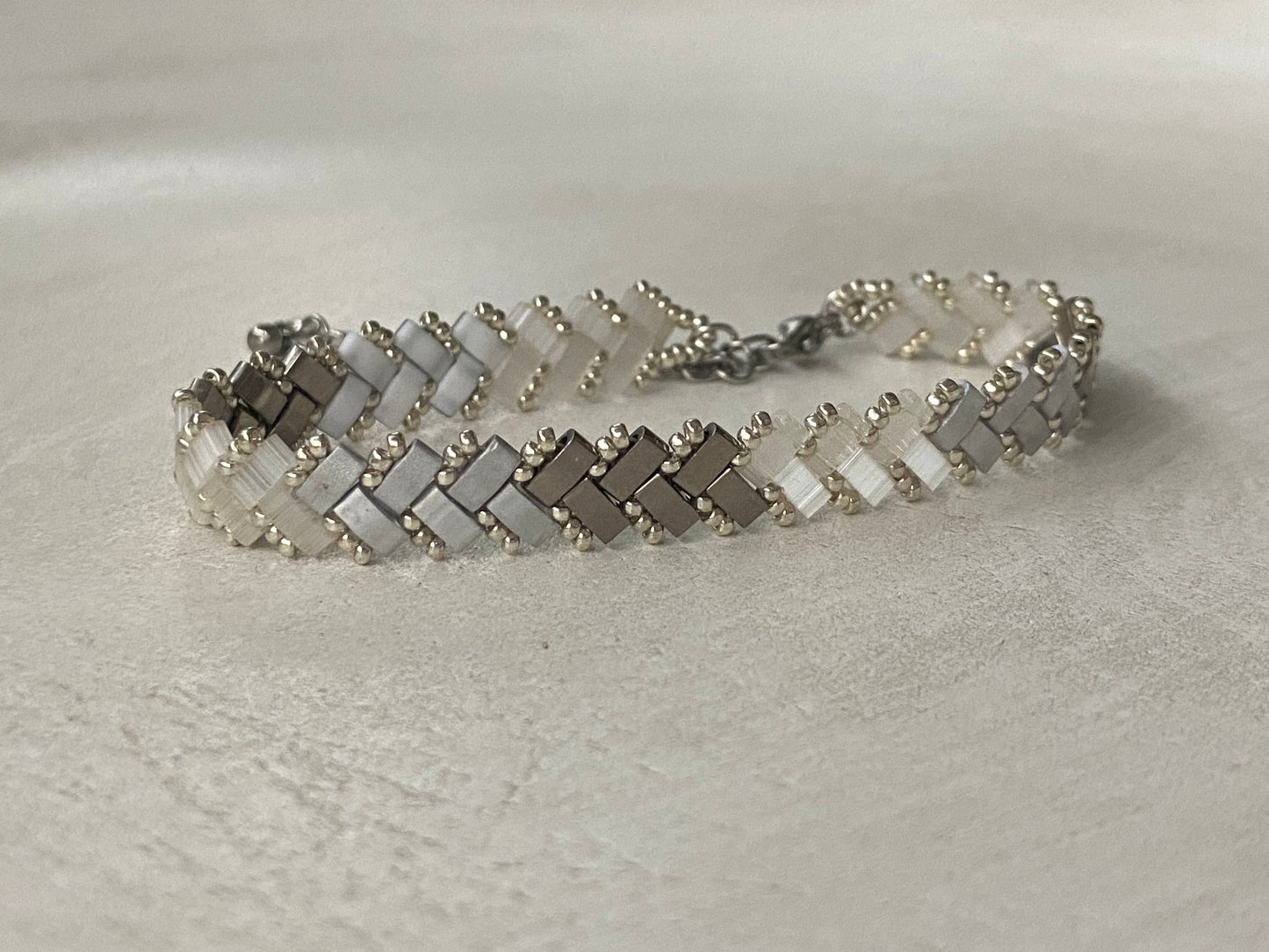 Bracelet 1 rang dégradé gris et nacre