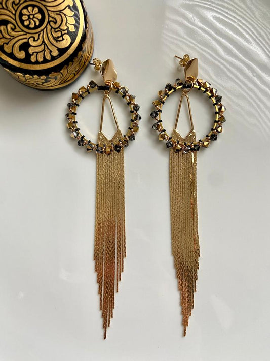Boucles d'oreilles avec anneaux tissées à la main avec des toupies swarovski et avec des franges XL dorées en acier inoxydable de longueur 15cm et accroches rondes